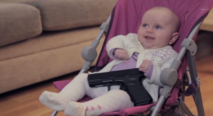 BABY WITH A GUN Bekijk het filmpje Baby With A Gun van Tomska op Youtube: http://youtu.be/qt0ouarkw68 (image: http://youtu.be/qt0ouarkw68) 1. Wat gebeurt er in het filmpje?
