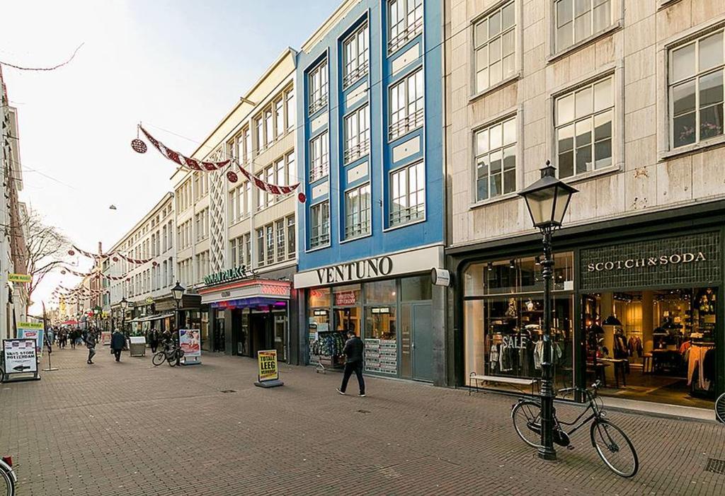 Omschrijving Algemeen Indeling Winkelruimte naast Scotch & Soda, in het centrum Ca. 114 m² winkelruimte gelegen op de begane van Rotterdam, nabij het Binnenwegplein, tussen grond, alsmede ca.