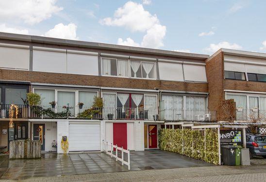 Ruime woning met prachtig uitzicht! Heeft u altijd al gedroomd van een unieke woning met prachtig vrij uitzicht over de weilanden? En dan ook nog een eigen oprit en garage?