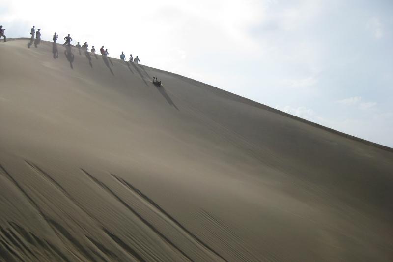 Dag 4: Paracas - Ica De combinatie van de koude Humboldt-golfstroom langs de kust van Chili en Peru en de droge woestijnlucht heeft geleid tot prachtig gevormde zandduinen waarin hier en daar een