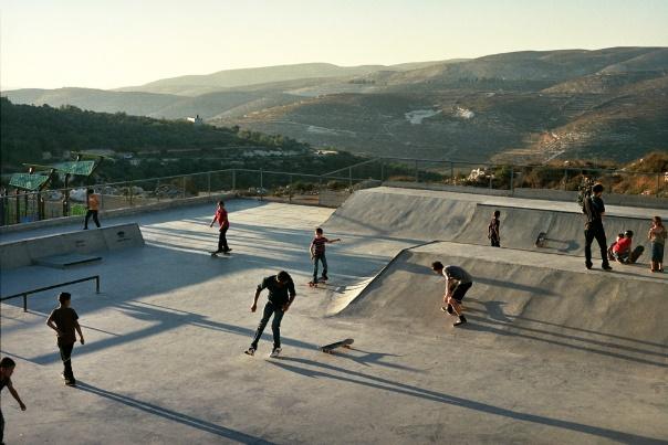 Jordaanoever om de kinderen te leren skaten, skateparken te bouwen en materiaal uit te delen. In Palestina heb je namelijk geen skateshops waar je skateboards kan kopen.