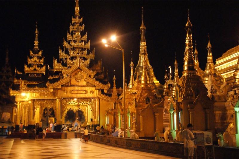 Thanaka werkt verkoelend, bestrijdt een vette huid en beschermt de huid tegen de zon. Dag 11: Mandalay / Excursie Mingun en Mandalay Vrije dag.