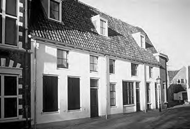 Hij werd in het eerste verpondingsregister van Velsen uit 1704 vermeld als eigenaar van de twee woningen. Pieter woonde in Amsterdam en droeg de titel Vrijheer van Zuid-Polsbroek.
