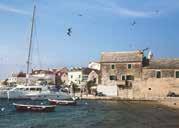 .. Nog meer typische stadjes aan de Tyrreense kust zijn Tropea, beroemd om zijn rode ajuinen en leuke winkeltjes, en Scilla, een oud vissersdorpje waar we langs de veelkleurige bootjes
