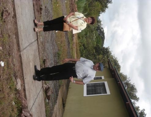Links de pastoor in gezelschap van de voorzitster van FC Junto en rechts het zijaanzicht van het asilo Technische cursussen La Libertad heeft drie sectoren met economisch potentieel: landbouw,