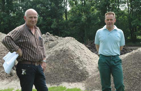 Achtergrond Aannemer Tolsma en hoofdgreenkeeper Berkhout a 40 cm diepte en dat zit natuurlijk vlakbij de drainage. Tolsma: Voor Grontmij was het de eerste grootschalige renovatie.