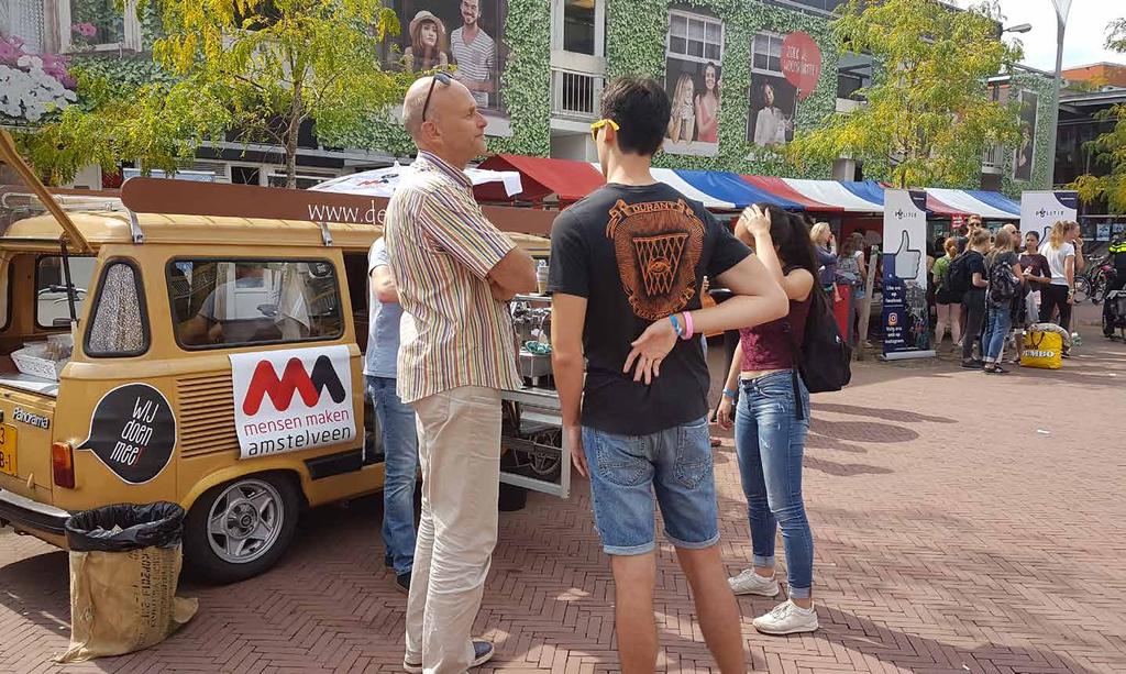 Gesprek bij de koffiebus Woensdagmarktje Bovenkerk Als je in gesprek wil met jonge ouders, dan moet je naar plekken gaan waar ze met hun kinderen komen, zoals het sportveld.