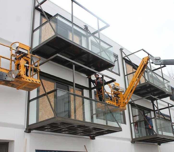 Door balkonbeglazing bovenop de glazen balustrade, krijgen de bewoners de beschikking over een bruikbare buitenruimte.