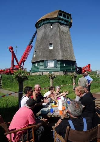 op de foto hieronder is de binnenkant van de kap goed te zien.