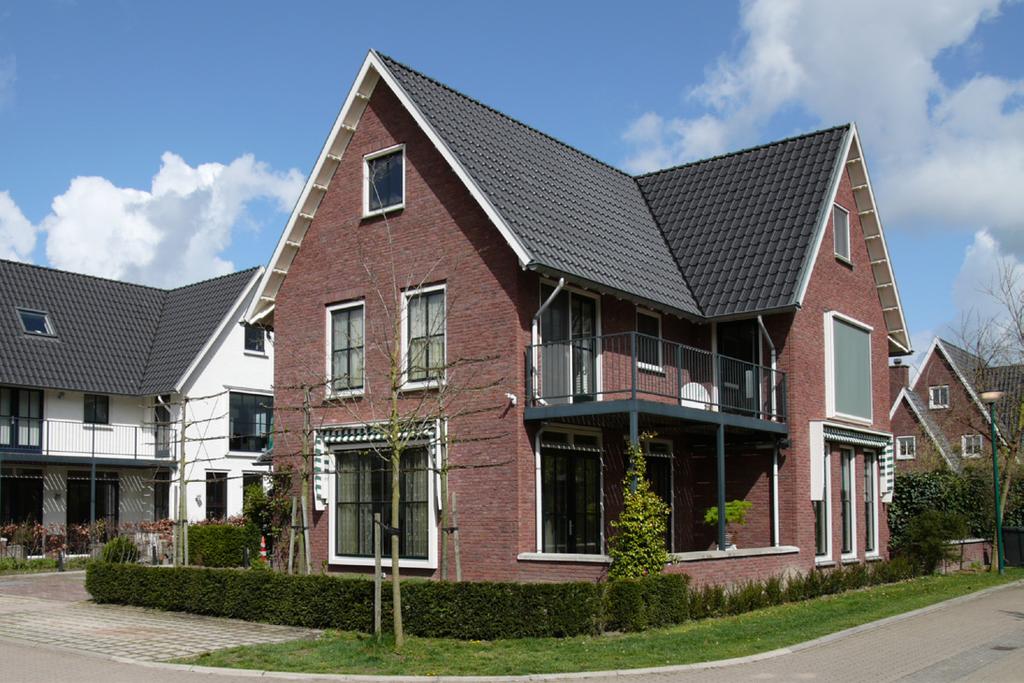 Alle straatgerichte zijden van de woningen zijn voorkanten.