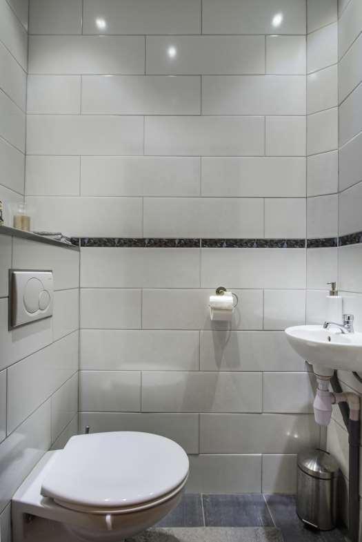 Toilet vloer: wanden: plafond: diversen: - tegels