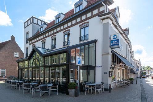 Naast de hotelkamers bieden wij u een vergaderaccommodatie uniek gelegen in de binnenstad van Harderwijk. In ons café-brasserie Baars kunt u heerlijk lunchen of dineren.