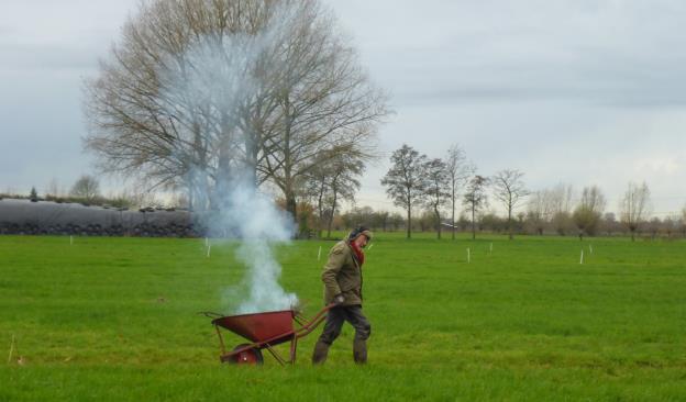 Het bruikbare hout, zo n 6 à 7 kuub aan iep, esdoorn en eik ( van een zware afgebroken tak ) werd diezelfde dag nog afgevoerd naar de Buitenplaats.