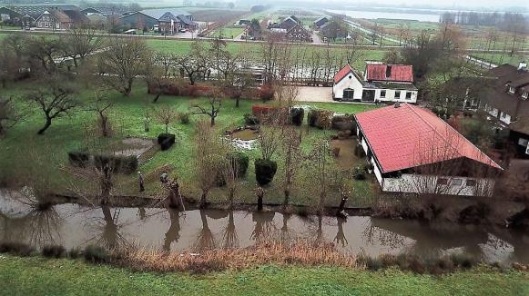 De geplande snoeicursus hoogstamfruit bij Bekedam in Haarzuilens op 14 december ging niet door. De benodigde lange ladders van Natuurmonumenten waren al elders in gebruik.