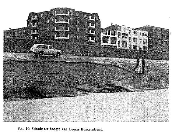 November 1981 (zie figuur 14.6 en foto 14.3) Op 23 en 24 november 1981 ontstond er aanzienlijke schade aan de asfaltbetonbekleding ter hoogte van de Coosje Buskenstraat. De plek ligt in de getijzone.