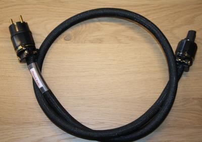 Furutech Alpha-3 power cord (demo): Afgemonteerd met IeGo rhodium connectoren 1,8 meter lange uitvoering: Nieuwprijs: 285,= 200,= Furutech Alpha-3 power cord (demo): 1.25 mtr.