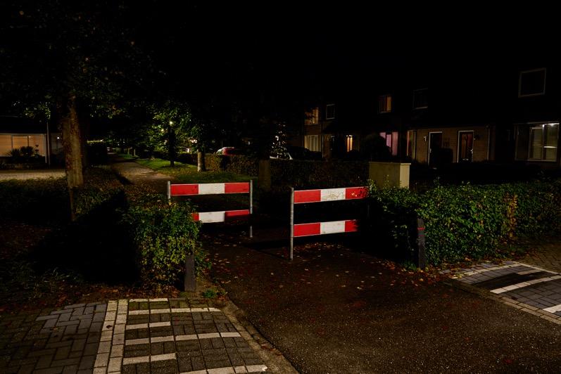 Foto: Lieshout Brugstraat; schrikhekjes geven goed weer waar een obstakel of bocht is. - Reflectie kan bestaan uit een toeslagmateriaal.
