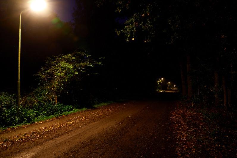 Niet alleen de openbare verlichting bepaalt het beeld buiten op straat in de avond en nacht, maar ook andere lichtbronnen.