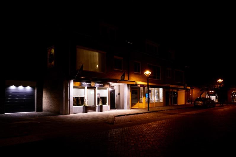 Foto: Beek en Donk Heuvelplein, verlichte winkel De gemeente gaat in gesprek met winkeliers en andere bedrijven in het centrumgebied over duurzaamheid, energiebesparing, sfeer en leefbaarheid.