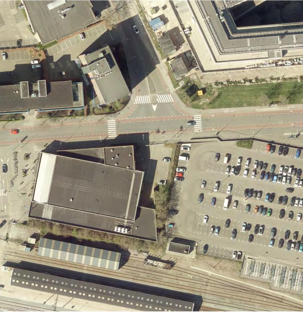 de toegang tot de parkeervoorzieningen van bouwblokken B en C). Het relaishuis (tussen de parkeergarage en bouwblok B) is via dezelfde route bereikbaar.