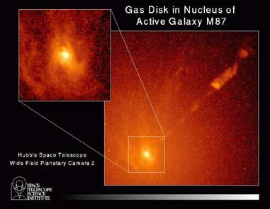 Zichtbaar gemaakt door opnames van voor en na de SN explosie van elkaar af te trekken en het verschilbeeld zichtbaar te maken De ruimte rond een zwart gat is sterk gekromd door het