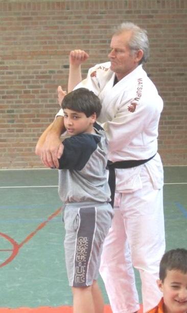 Eigenlijk zouden het er 15 zijn, maar Sanne moest helaas op het laatste moment afhaken en Arya was niet gekomen. Zoals dat gaat bij toernooien waren de judoka s verdeeld in leeftijdgroepen.