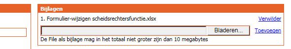 Klik onder Bijlagen op bladeren en zoek het bestand op dat je mee wilt sturen en klik hier dubbel op. De naam van het bestand verschijnt nu in de grijze balk.
