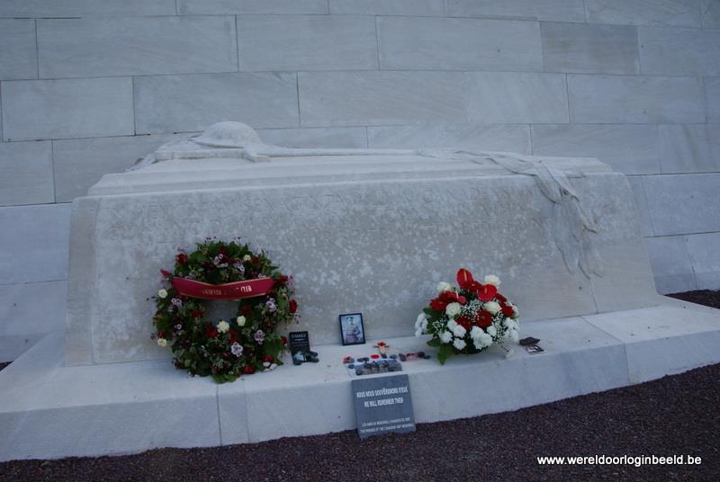 bevindt zich aan de voet van de trappen een figuur, aan het zuidelijk einde de Breaking of the Sword, aan het noordelijk einde de Sympathy of the Canadians for the Helpess.