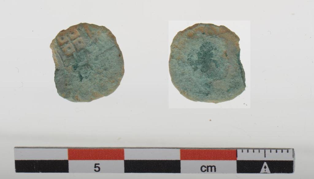 Fig. 27: Sterk verweerde munt. 5.3 Natuursteen Er zijn 2 fragmenten natuursteen aangetroffen.