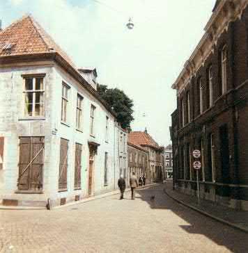 Zij zijn van de Papenhulst verhuisd, eerst naar Windmolenberg, later naar Achter de Tolbrug. Het tweede klooster aan de Papenhulst was Klooster Nazareth van de Cellezusters.