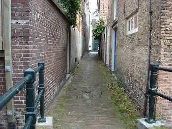 10. De Sint Jorisstraat rechts ingelopen passeren we de Keizersstraat, die inslaan en uitlopen.