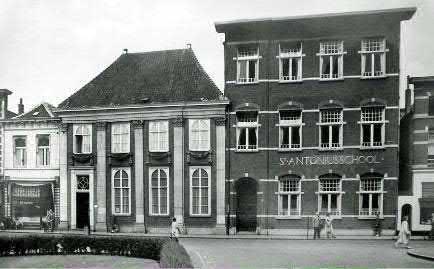 Latijnse School aan de Kerkstraat(niet authentiek), wel de plek waar Erasmus vanuit het Fraterhuis Gregorius naar toe ging.