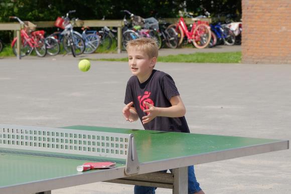 Lezen De meeste kinderen leren bij ons op school in groep 3 lezen. In deze groep zijn we het hele schooljaar intensief bezig om de leesvaardigheid onder de knie te krijgen.