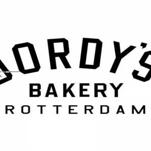 Kwekerij Groenesteeg Jordy's Bakery Peter Boer van Kwekerij Groenesteeg uit Zwijndrecht teelt het hele jaar door allerlei groenten in zijn onverwarmde kas.