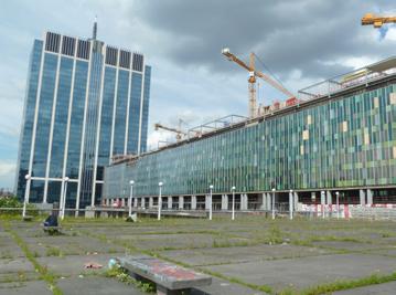 Ondertussen loop je langs het Hongaars Cultureel Centrum, waar binnenin een stukje van de eerste Brusselse stadsmuur zichtbaar gebleven is.