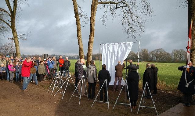 (Messerschmitt). De bommenwerper stortte met acht bemanningsleden neer aan de rand van landgoed Den Boom. Dicht bij de spoorbrug over de Lunterse beek.