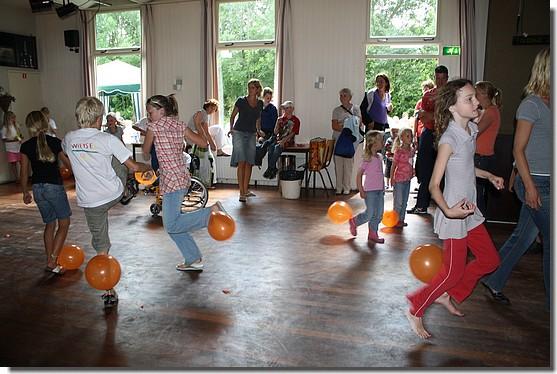 Daar werd nog een partijtje ballontrappen gehouden.