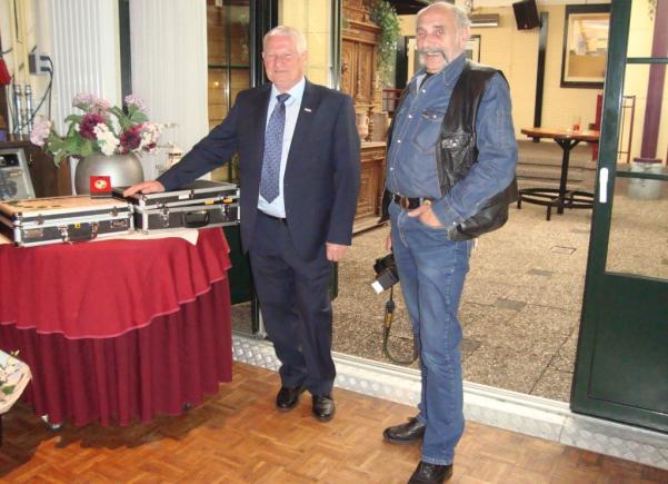 De vereniging behelpt zich dus maar met de banen van Achterveld, Barneveld en Ede. Het is wel eens anders geweest. wethouder Dragt met de erepenning twee leden van het eerste uur Een korte terugblik.