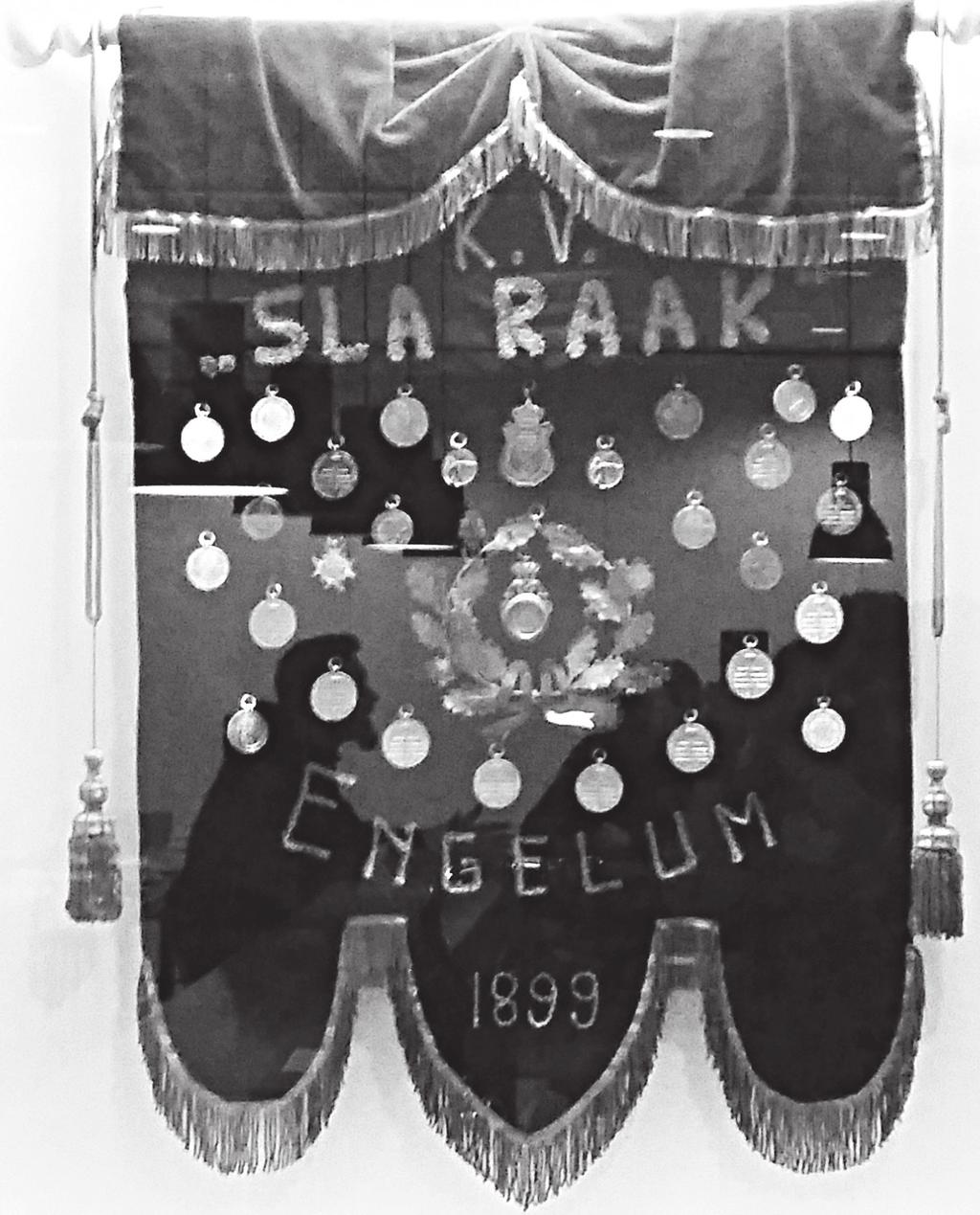 Kaatsen Er is bekend dat omstreeks het jaar 1850 in Engelum al werd gekaatst. In 1899 werd de oprichting van een kaatsvereniging onder de naam Sla Raak een feit.