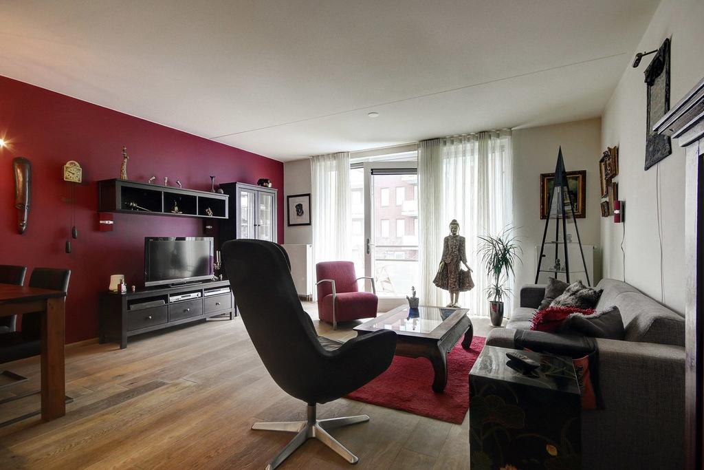 Ligging: Het appartement ligt in een zeer rustig gedeelte van de wijk Geuzenveld/Slotermeer.