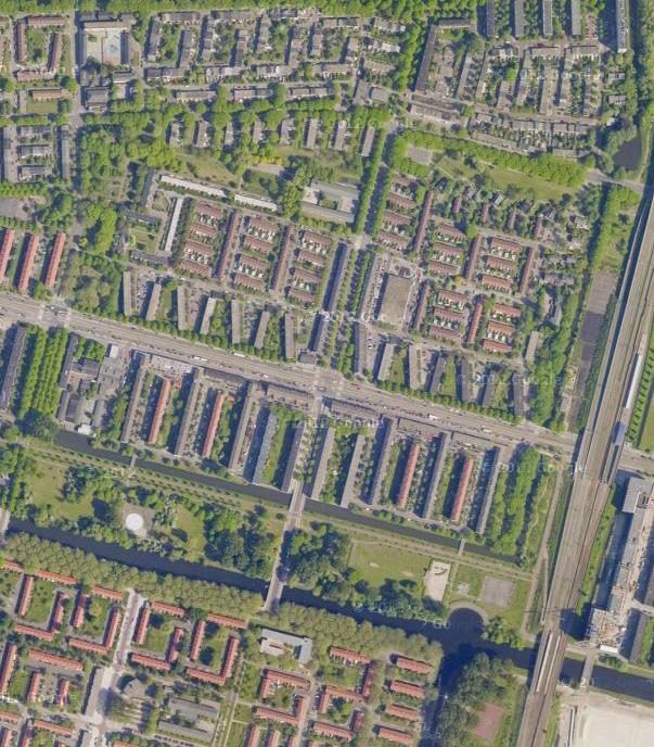 Het ontwerp is echter in een gewijzigde vorm na de oorlog pas in 1951 uitgevoerd. Het gebied ligt buiten de ring van Amsterdam en grenst aan het recreatiegebied van de Sloterplas.
