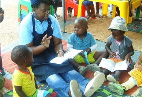 Mei Samen met kinderen lezen lijkt zo vanzelfsprekend, maar wat als er geen boeken zijn? Thuis lekker wegkruipen met een boekje zit er vaak niet in voor de kinderen in Zuid-Afrika.