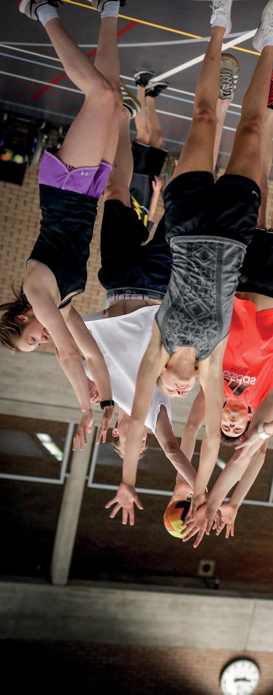 43 Het hele academiejaar door zijn er activiteiten voor en door studenten, zoals het Studenten welkom en themaavonden in de vele fakbars, dé populaire ontmoetingsplaatsen voor de Leuvense studenten.