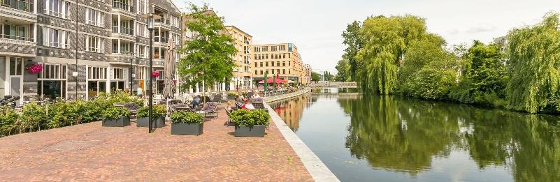 Achter een van deze gevels aan het water mogen wij nu een schitterend appartement aanbieden met een oppervlakte van maar liefst 113 m² met een balkon, drie slaapkamers en eigen parkeerplaats.