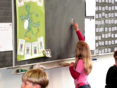 Lees veel voor en kies samen met het kind het boek. Kinderen vinden het meestel leuk om voorgelezen te worden en het is goed voor de ontwikkeling van de woordenschat.