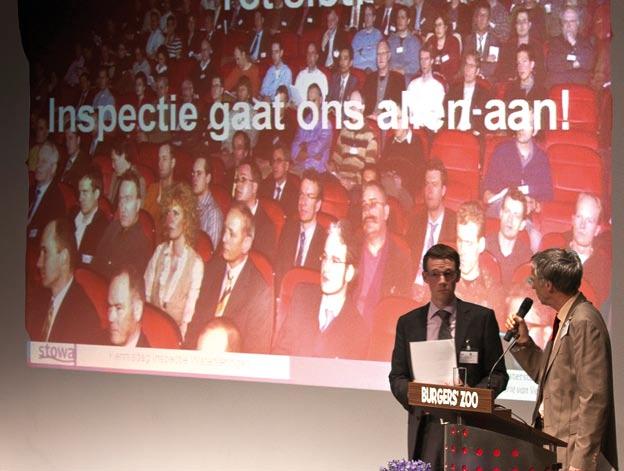 Wouter Zomer (l.) en Henk van t Land de dijk te monitoren met sensoren.