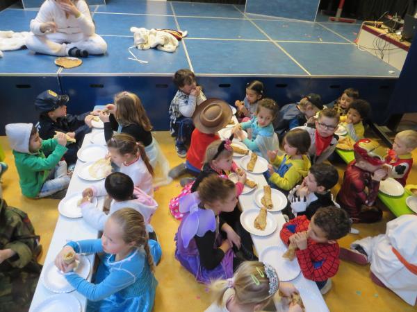 Paasontbijt Samen met een flink aantal ouders is er het jaarlijkse paasontbijt georganiseerd op 24 maart. Er is in alle klassen heerlijk gegeten.