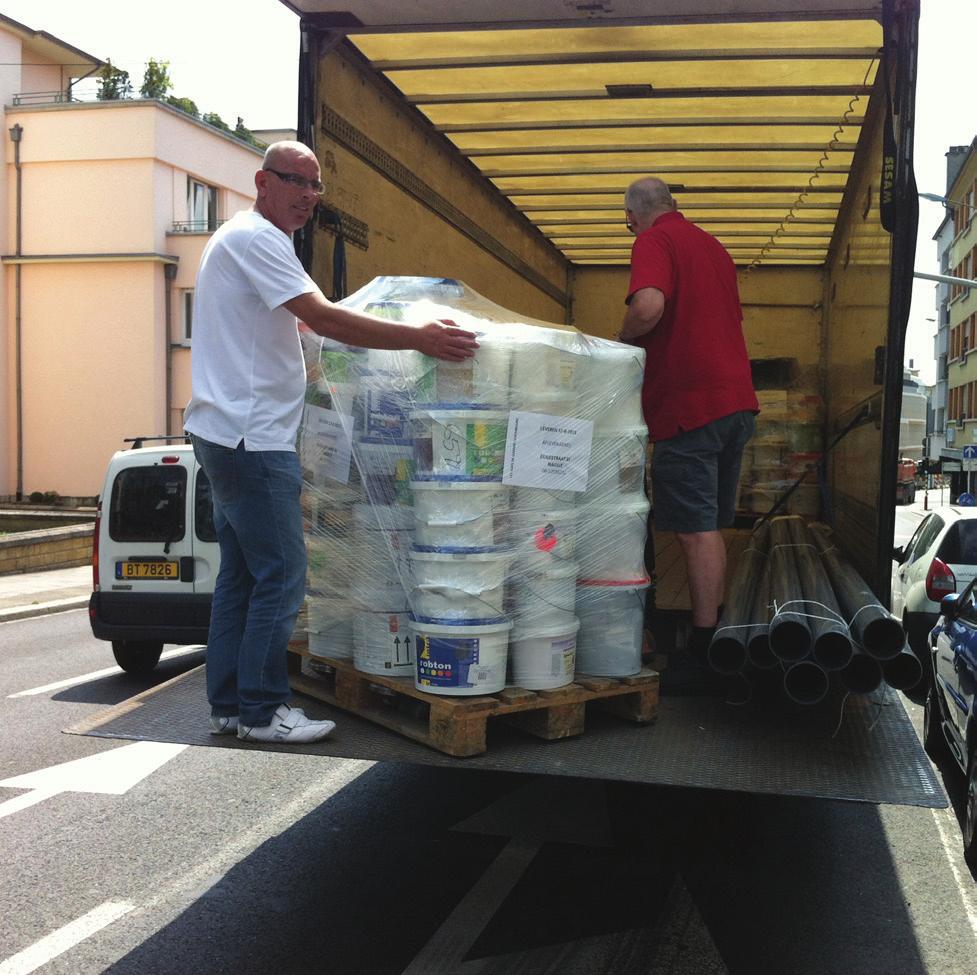 Transport naar Gambia Met dank aan een aantal vrijgevige sponsors, die bereid waren om de transportkosten van één of meerdere dozen naar Gambia te sponsoren, konden eerder dan gepland zes pallets met