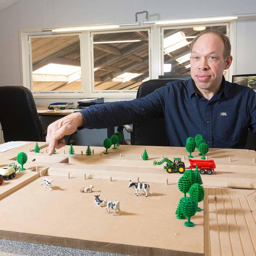 Nico Neppelenbroek heeft een maquette van zijn bedrijf gemaakt om te kijken waar hij met peilgestuurde drainage het waterpeil kan optimaliseren.
