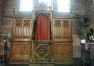 Twee biechtstoelen met reliëfs van de Goede Herder (Maria-altaar) en Johannes Nepomucenus (Jozef-altaar);1910;M.van Bokhoven.